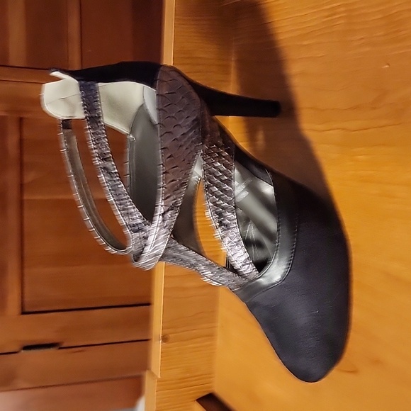 Black and metallic faux snakeskin trimmed high heeled shoes - Picture 2 of 4